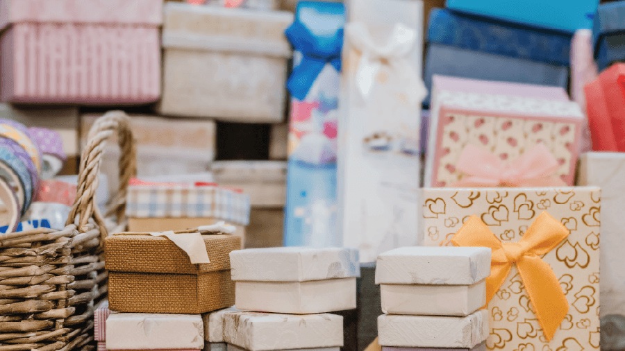 Recommended POS system for gift shops and boutiques, featuring multi-channel inventory sync, CRM tools, and sales reports, with colorful gift boxes in the background.