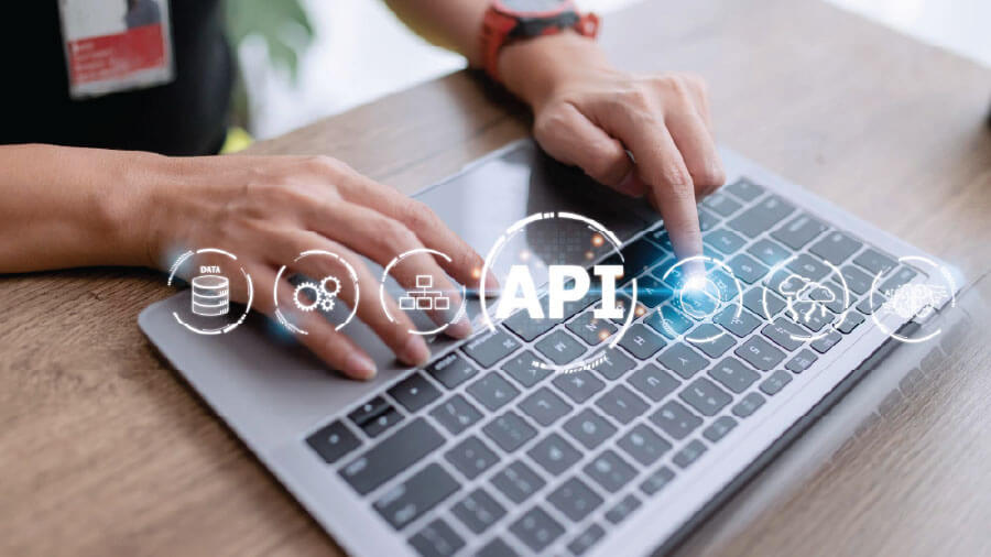 eRunlite POS 系統 API 對接示範，展示如何將零售 POS 數據與 ERP、會計系統及第三方會員 App 自動串聯，實現數據互通與自動化管理。